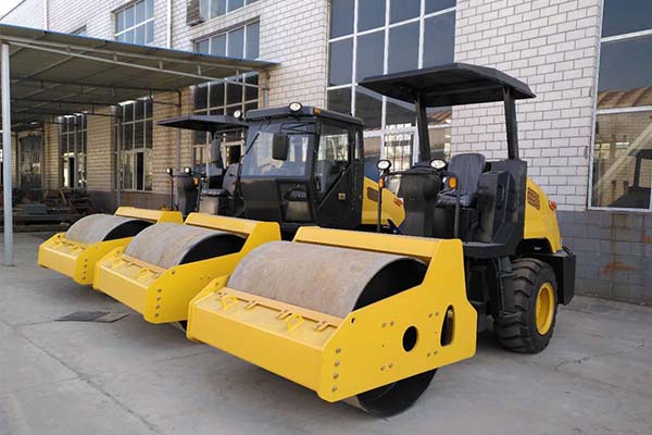 <a href='http://m.sinotranshz.com' target='_blank'>壓路機</a>廠家